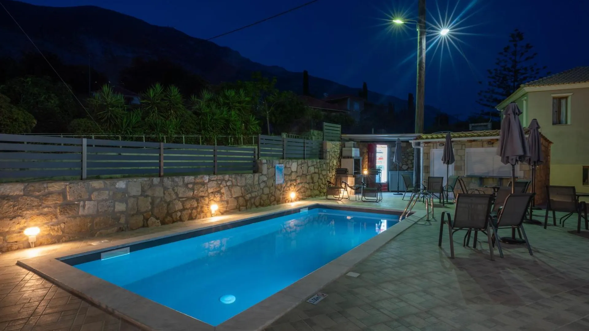 Sirines Aparthotel Vlachata